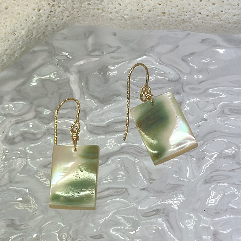 夜光貝 スクエアピアス 14KGF K10